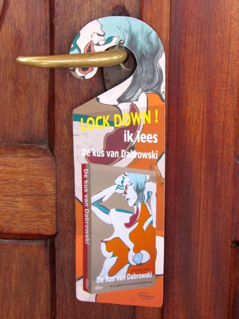 Standaard Uitgeverij, deurhanger voor 'De Kus van Dabrowski', collectie Letterenhuis.